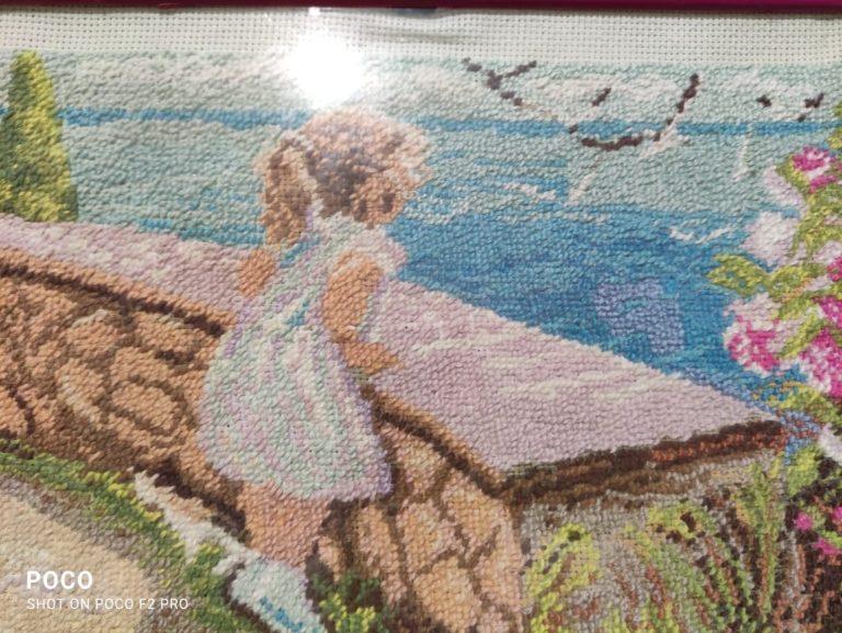 Девочка у моря